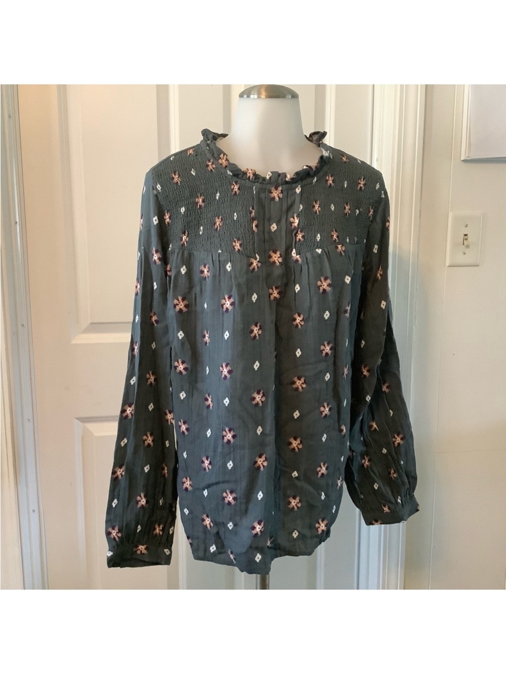 NWT Sonoma Women’s Dark Gray Green Floral Ruffle-Neck Blouse